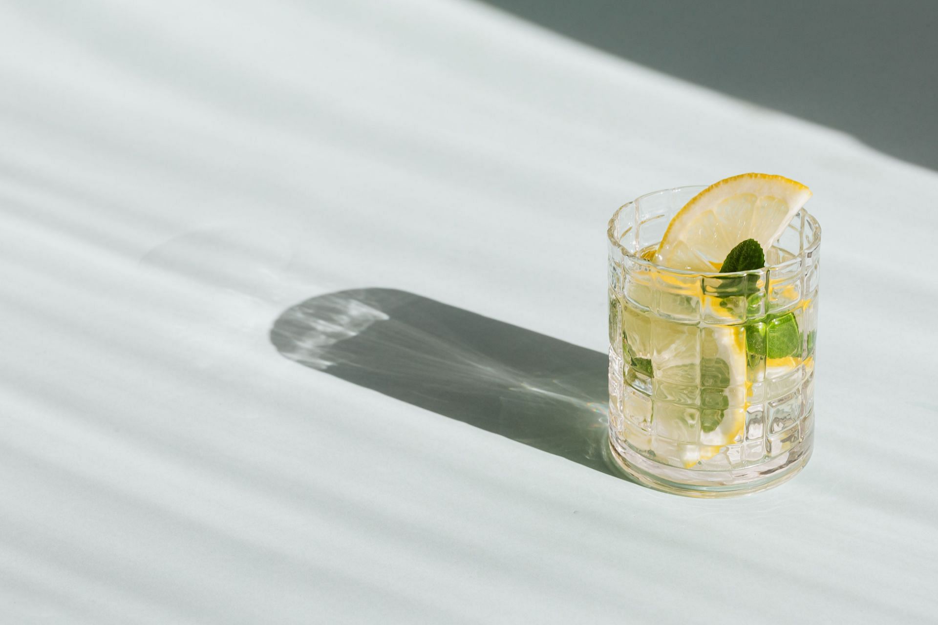 Lemon juice (Image via Pexels/Karolina Grabowska)