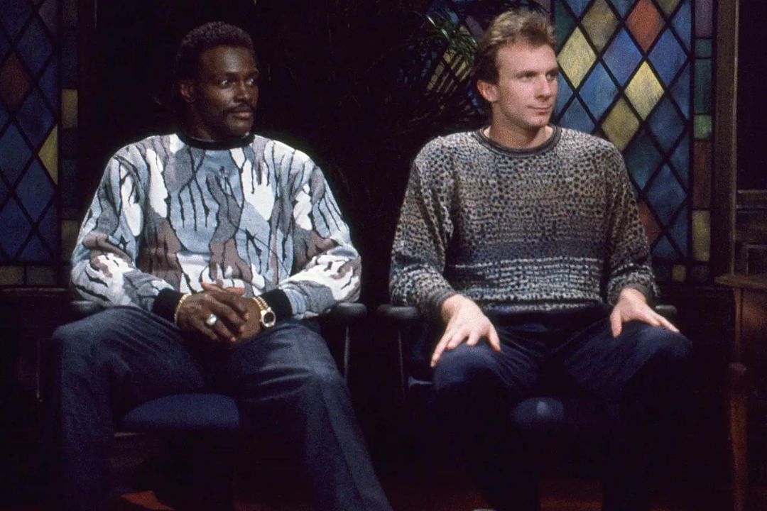 Pro Football HOFs Walter Payton (l) and Joe Montana (r)