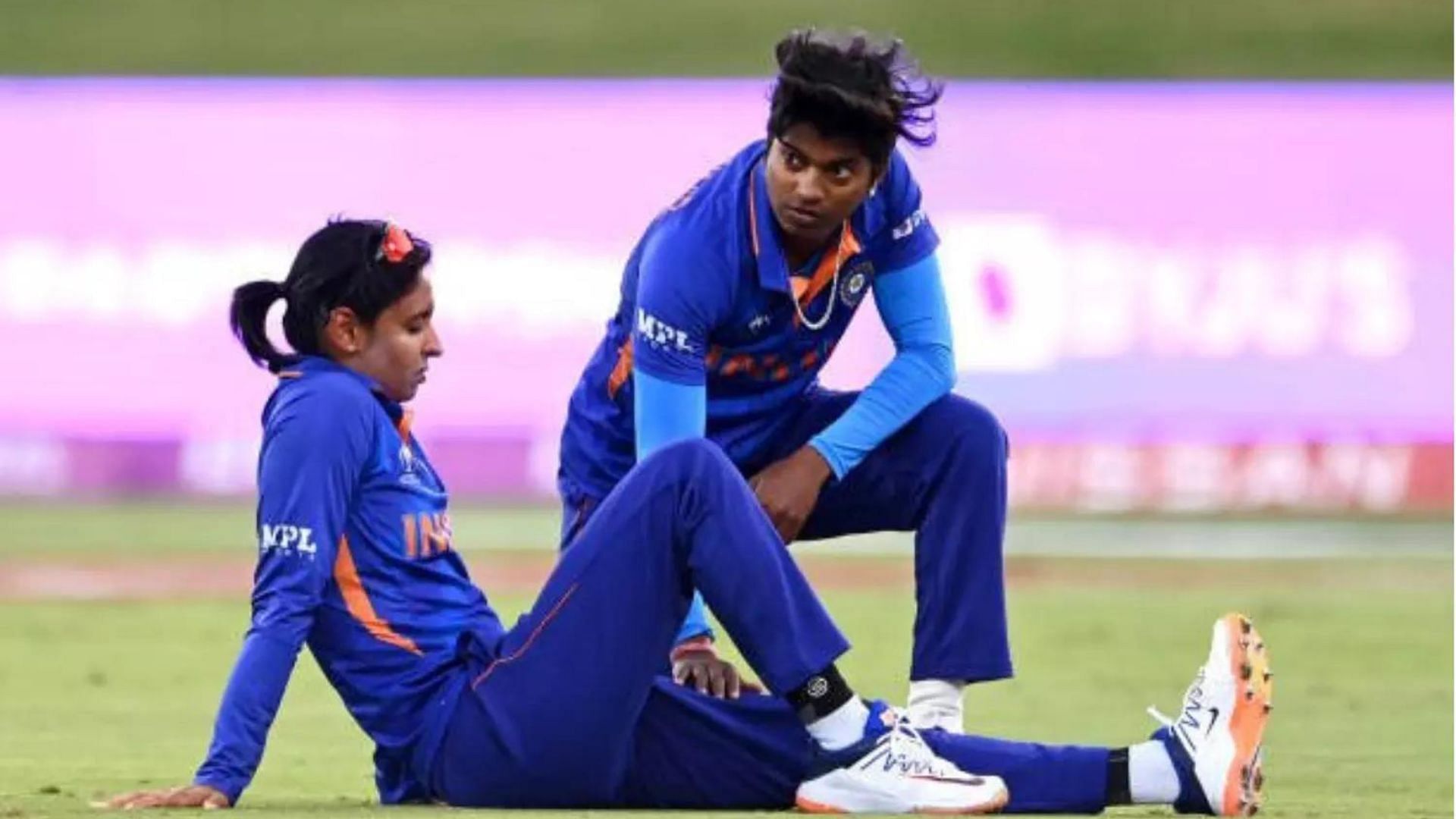 Harmanpreet Kaur (L) and Pooja Vastrakar (P.C.:Twitter)