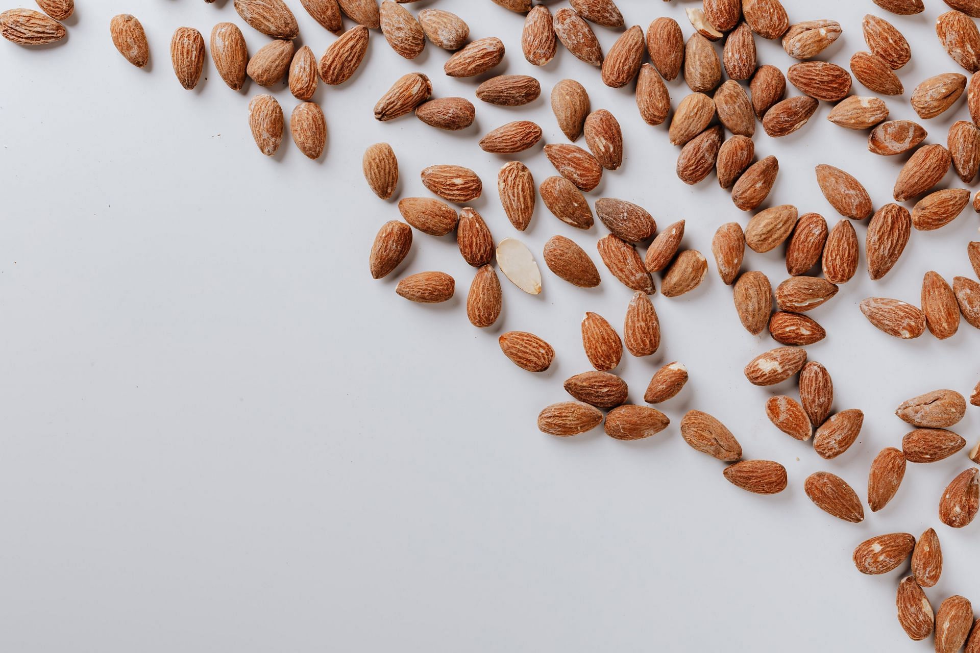 Nuts can help increase life expectancy. (Image via Pexels/Karolina Grabowska)