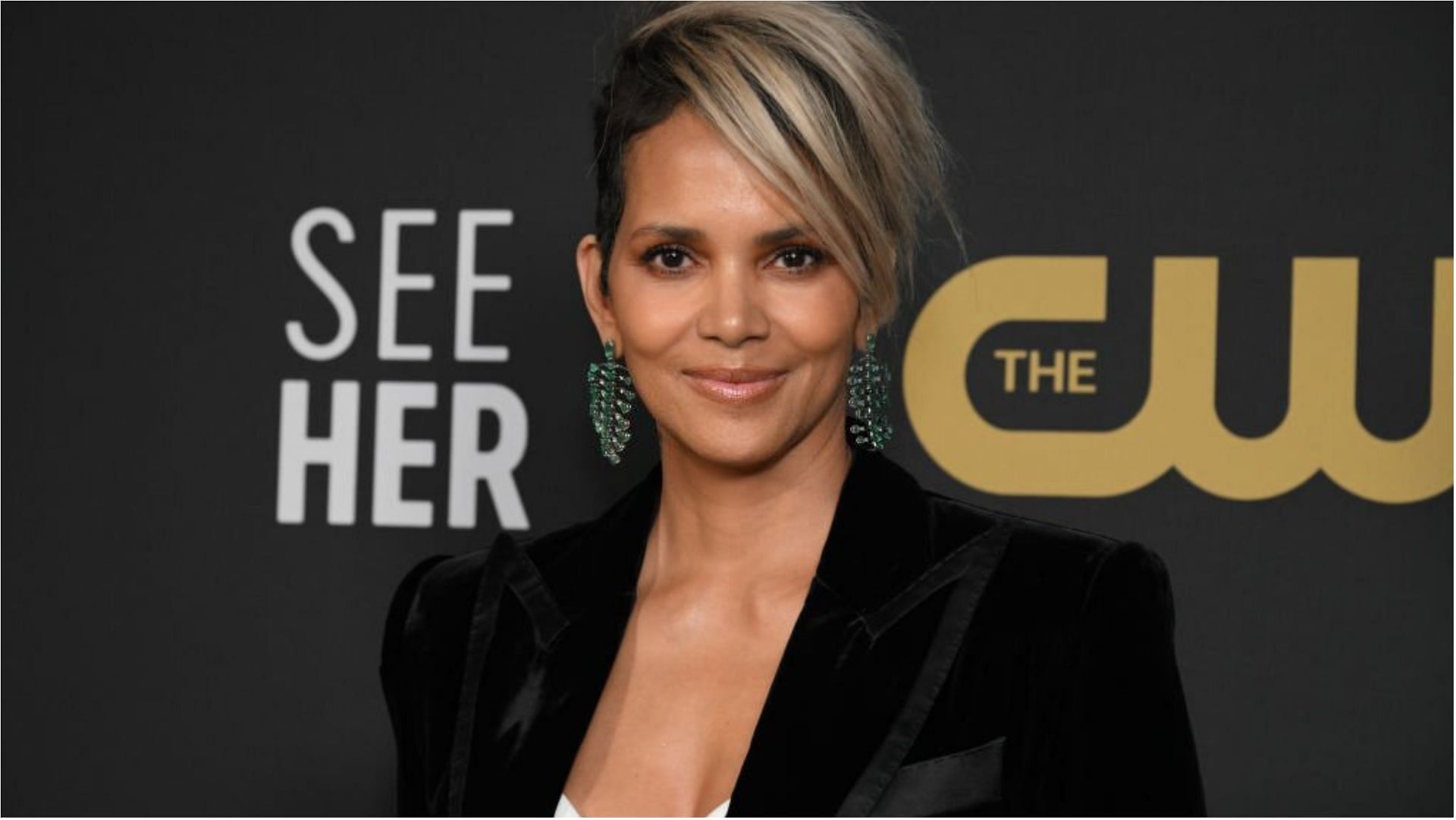 Halle Berry fell on stage during an event (Image via Michael Kovac/Getty Images)