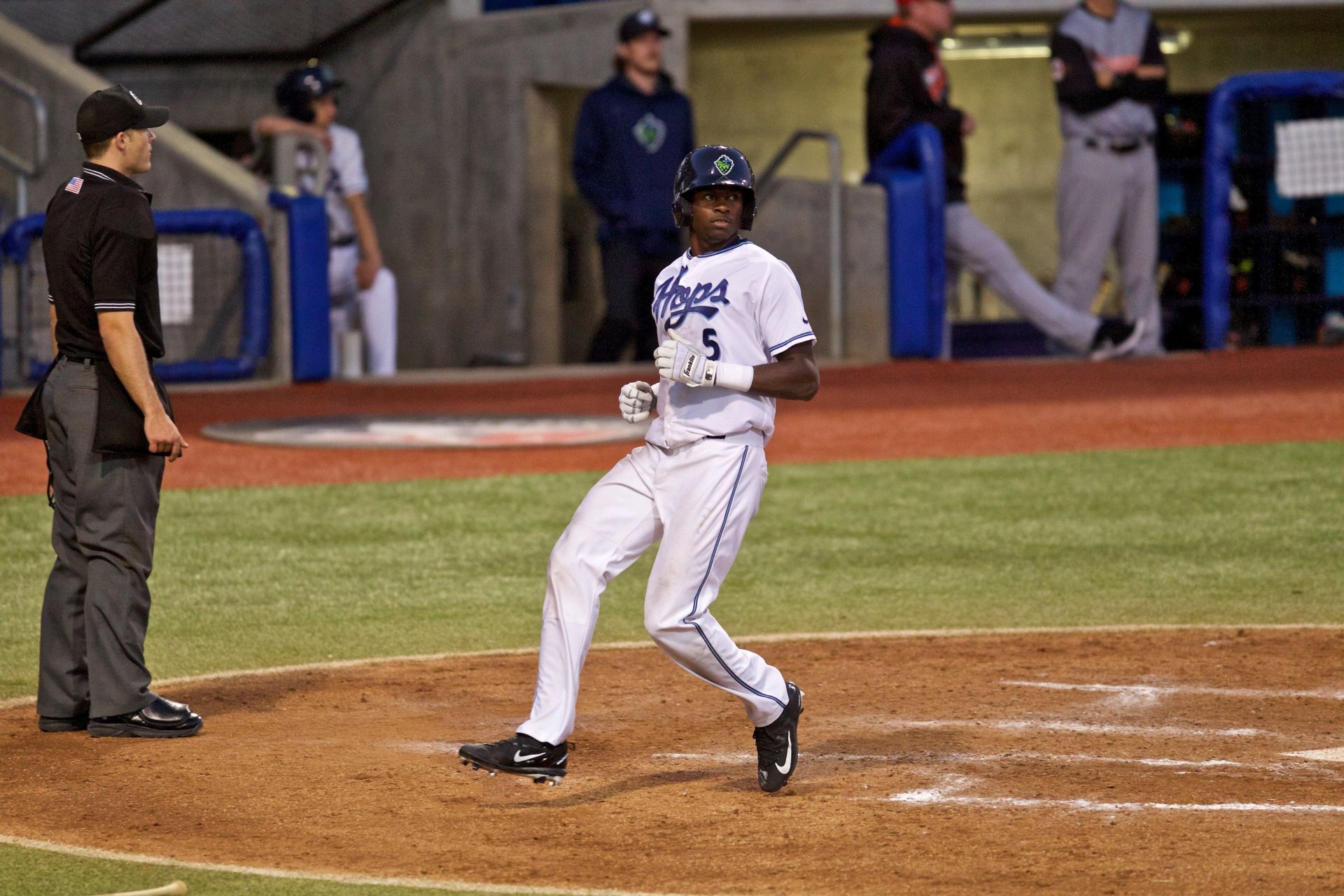 Diamondbacks' Hillsboro Hops hires female manager Ronnie Gajownik