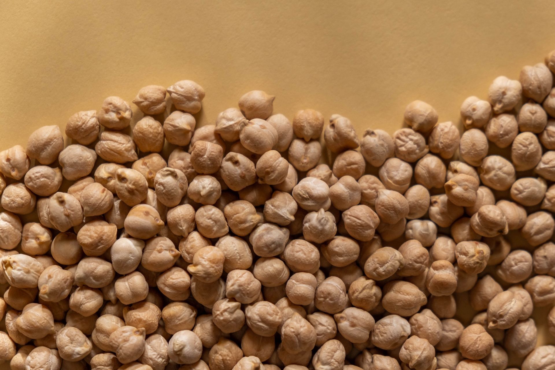 Chickpeas are an excellent source of fiber as well as plant-based protein (Image via Pexels @Cottonbro Studio)