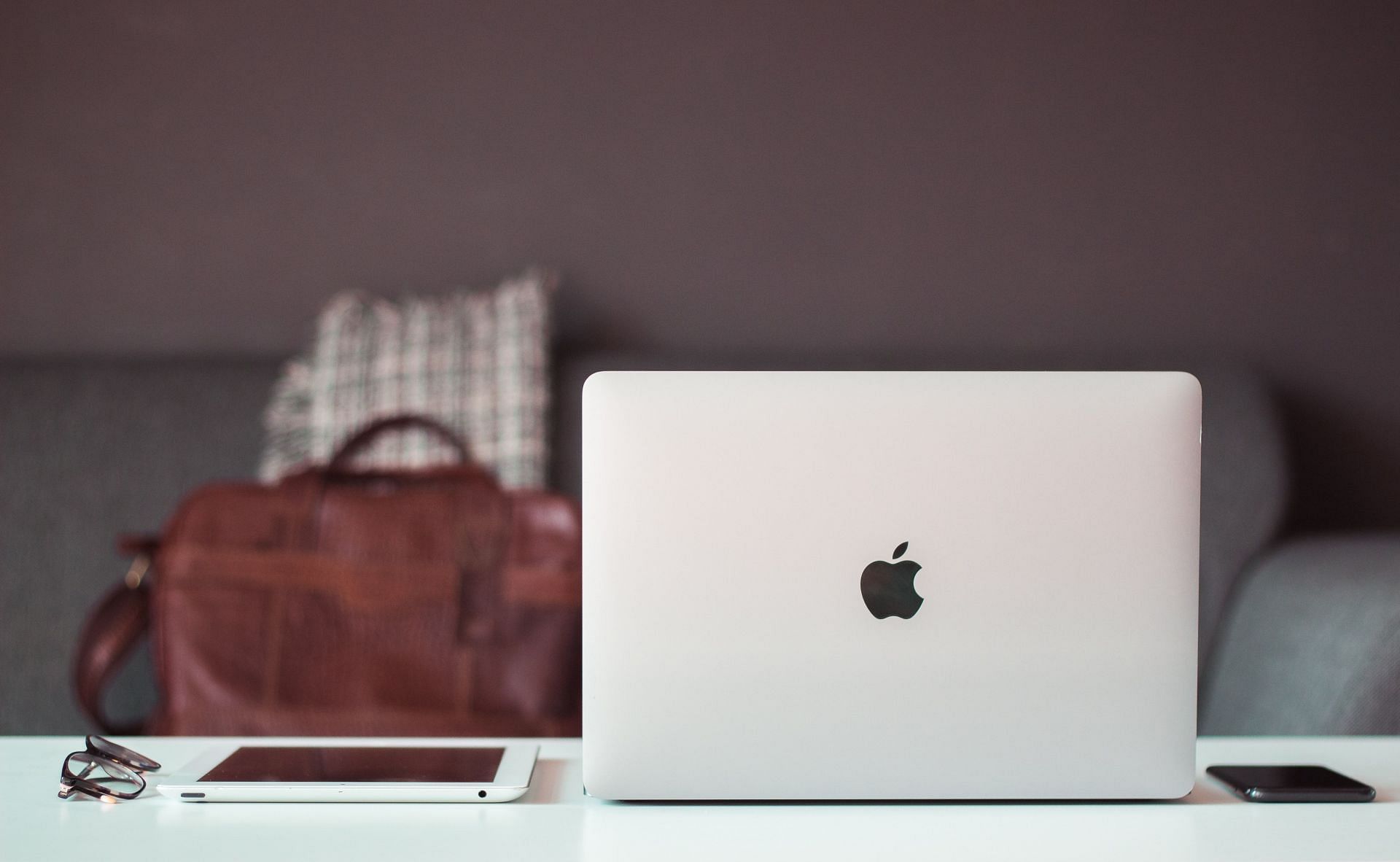 Finding the best external displays for Macbook (Image via Jonathan/Unsplash)