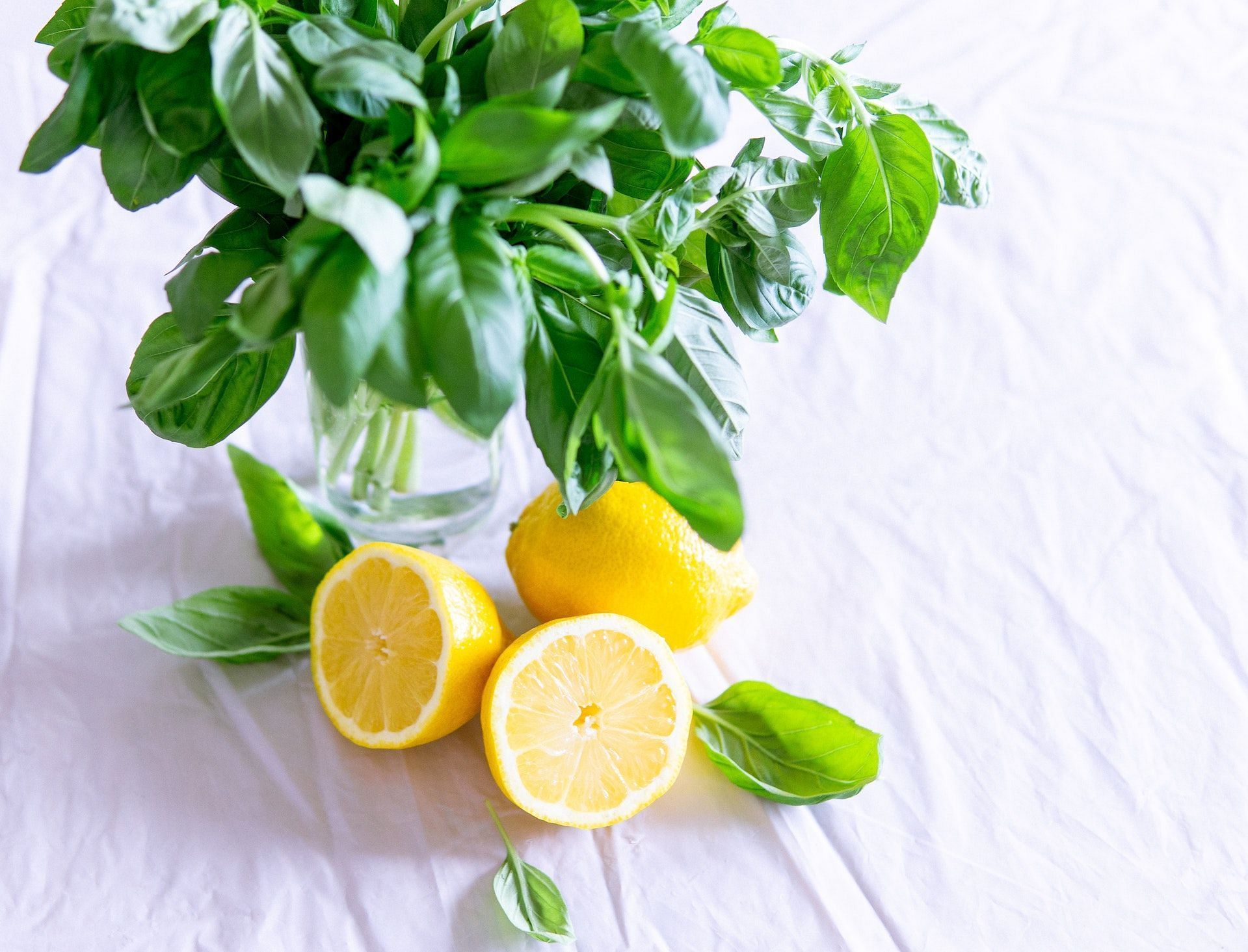 You can alkalize your water at home using lemons. (Photo via Pexels/Elle Hughes)