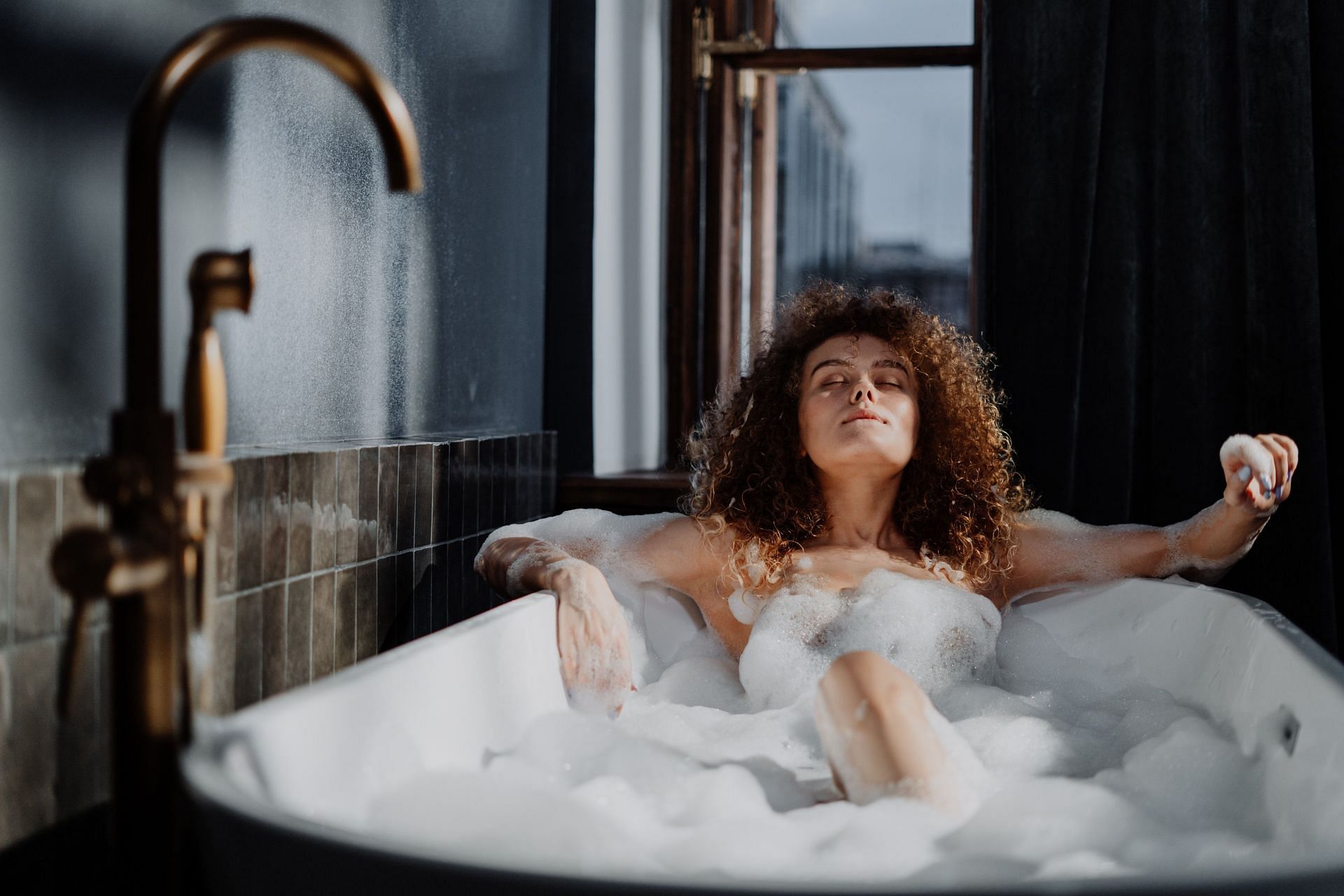Woman enjoying a nice bath. (Image via Pexels/ Cottonbro Studio)