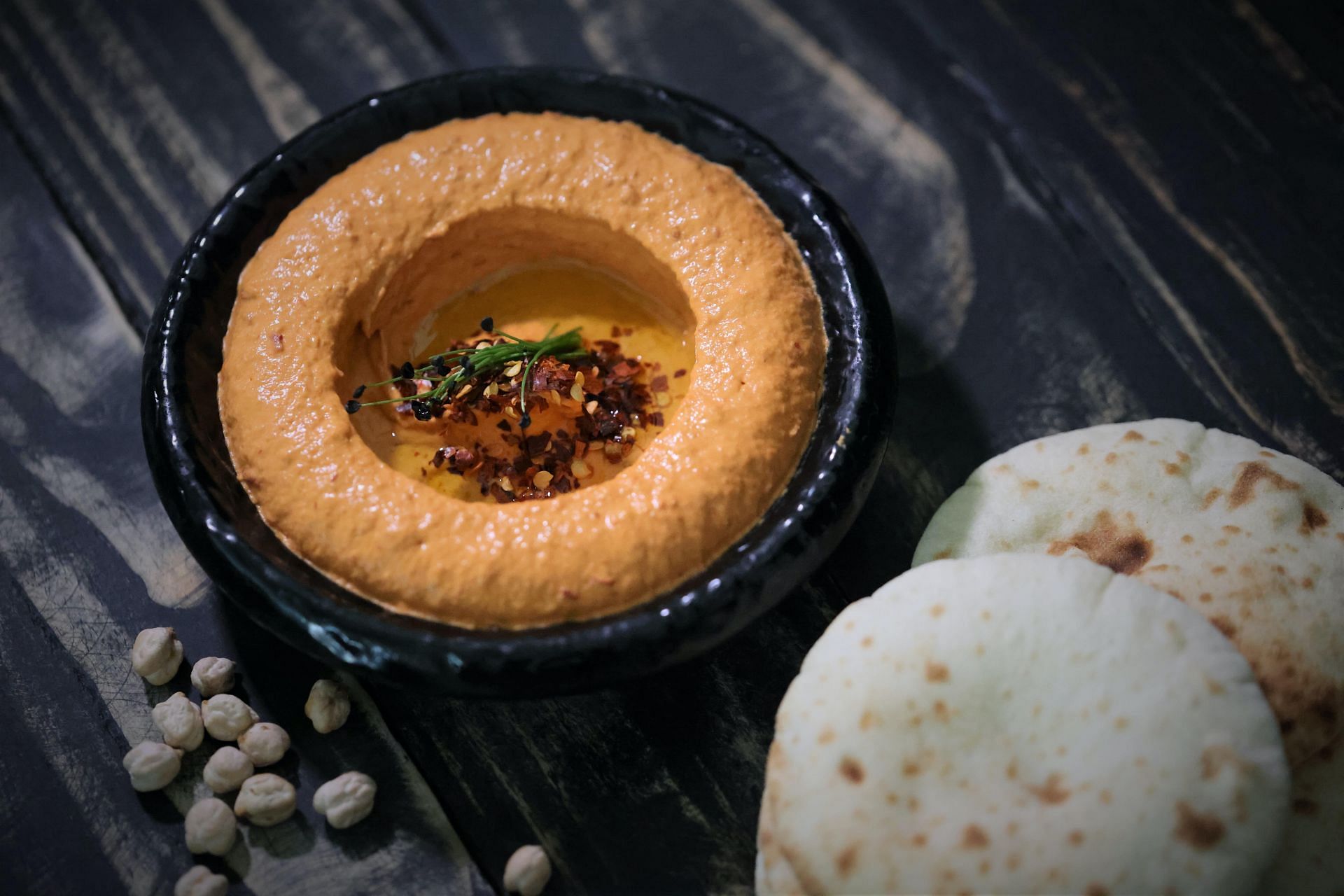 Hummus is made of healthy ingredients like chickpeas, tahini and olive oil. (Image via Pexels/Shameel Mukkath)