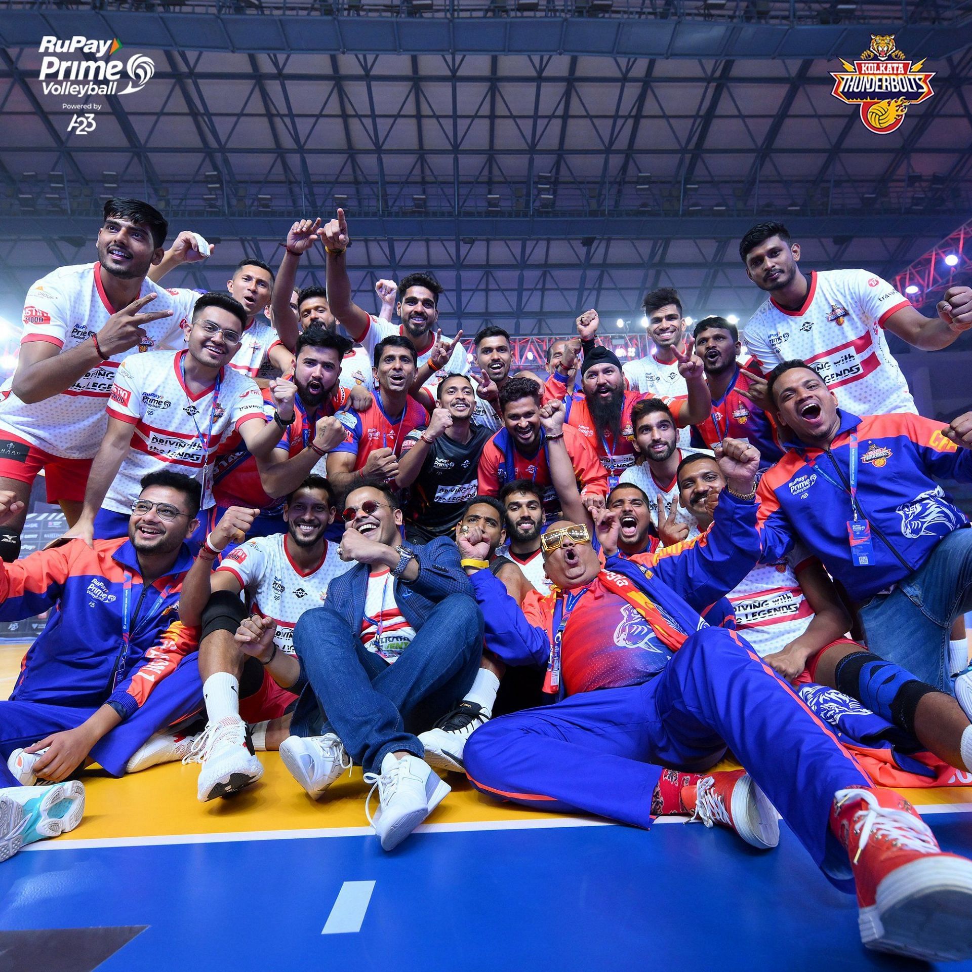 Kolkata Thunderbolts pose after beating Bengaluru in their opening game (Image Courtesy: Twitter/Kolkata Thunderbolts)