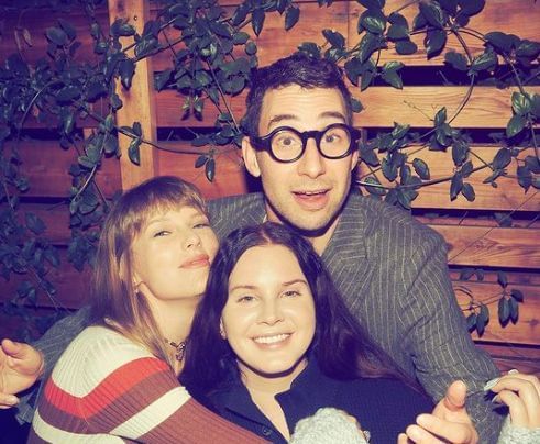 Where does Taylor Swift live?