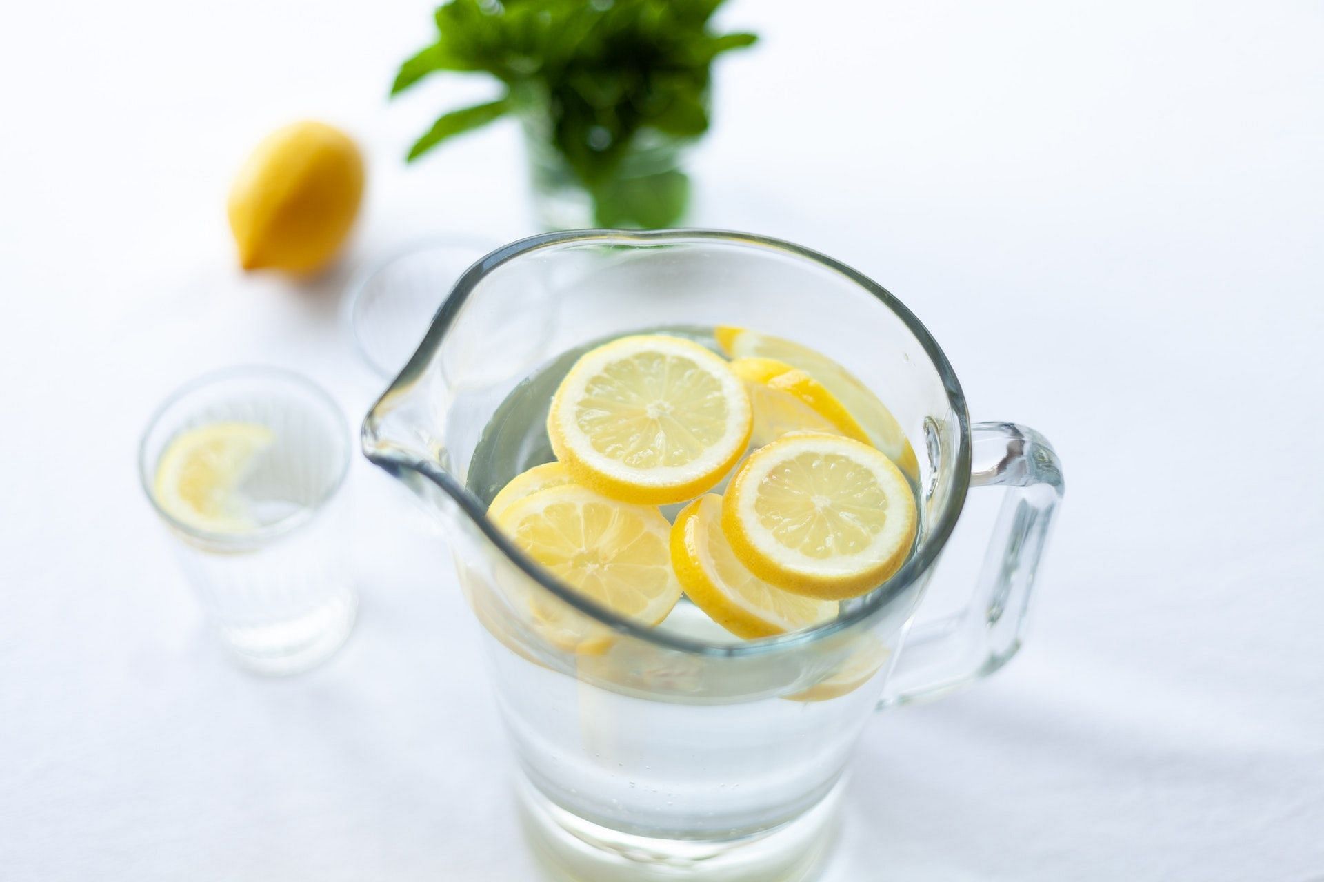 Lemon water is a good drink for kidney stones. (Photo via Pexels/Julia Zolotova)