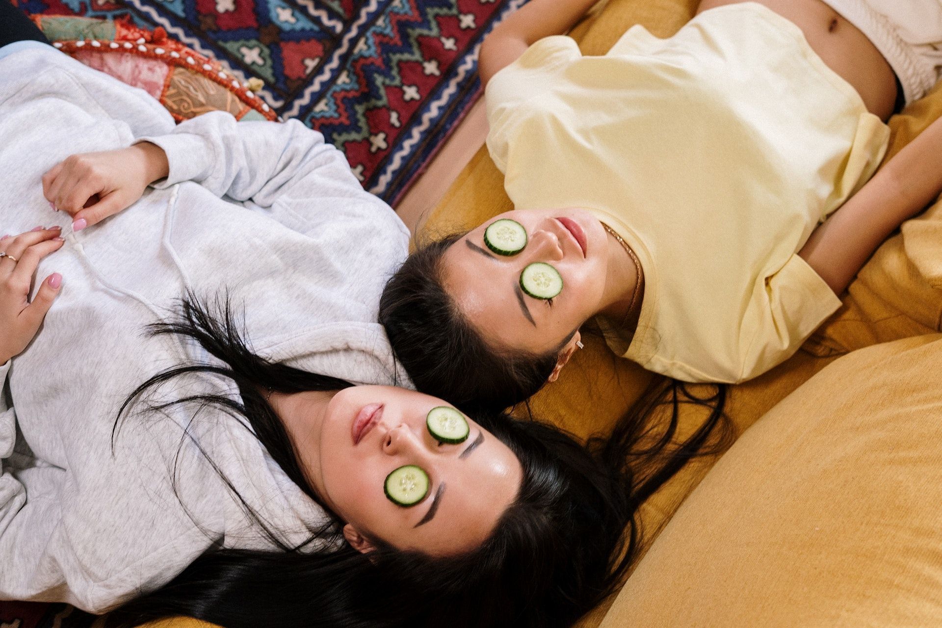 Cucumbers can reduce pufffiness under the eyes. (Photo via Pexels/cottonbro studio)