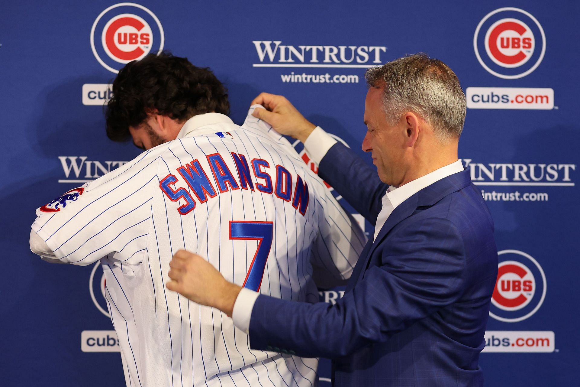 President Jed Hoyer of the Chicago Cubs presents a jersey to Dansby Swanson #7 during his introductory press conference