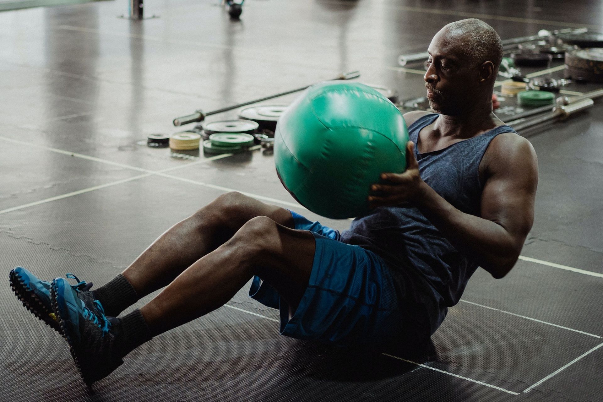 Russian twists are one of the best workouts for abs. (Image via Pexels/Ketut Subiyanto)