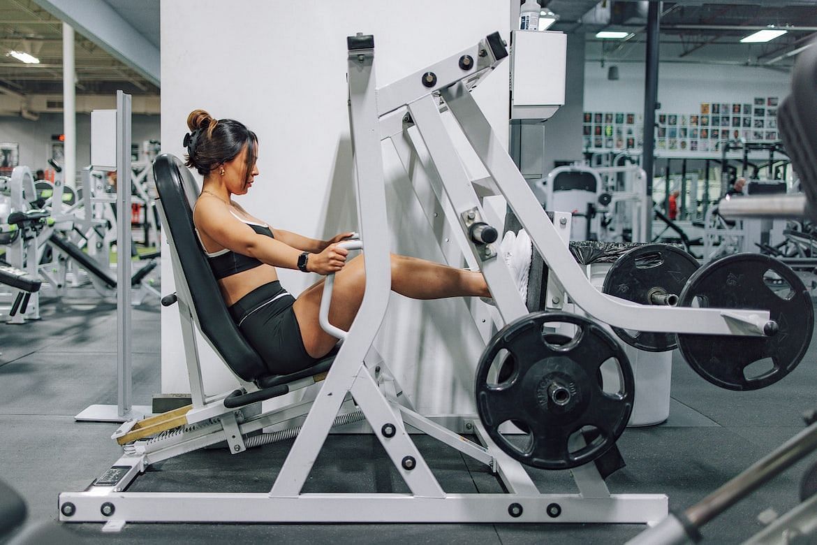 Seated leg press machine does not stain the lower back. (Pic via Johnston/Unsplash)