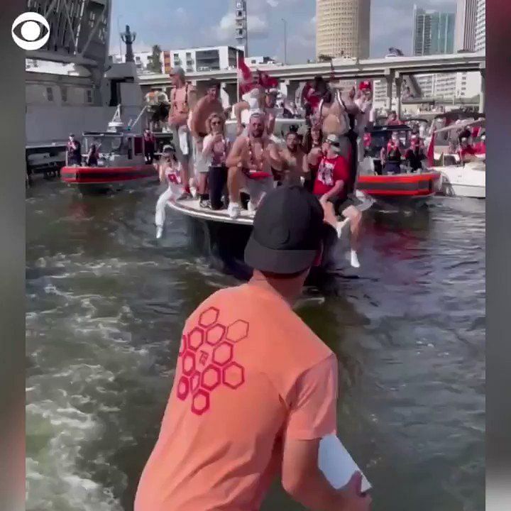 Patrick Mahomes mirrors 2021 drunk Tom Brady during Chiefs parade