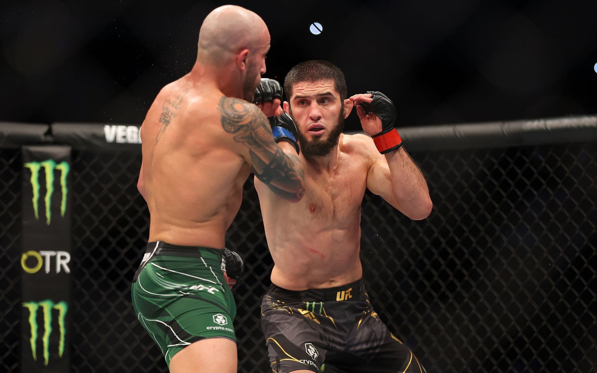 Alexander Volkanovski (Left) and Islam Makhachev (Right)