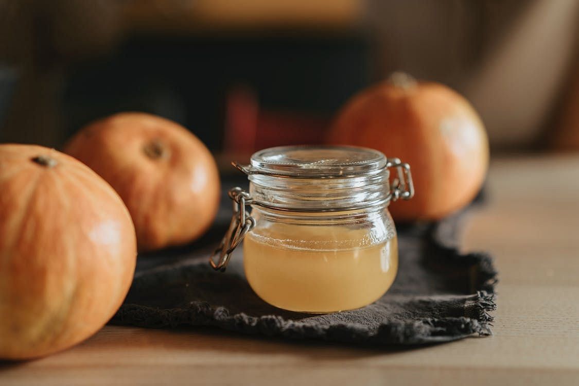 Apple cider vinegar works well for the causes of acne. (Image via Pexels/Olivia Danilvich)