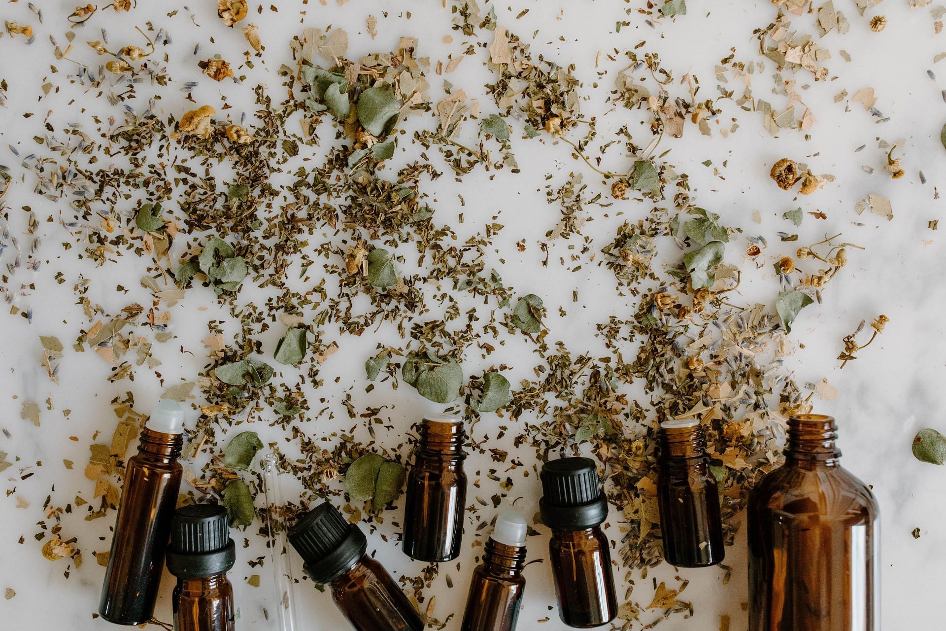 Different essential oils are used for different specific purposes (Image via Pexels/Tara Winstead)