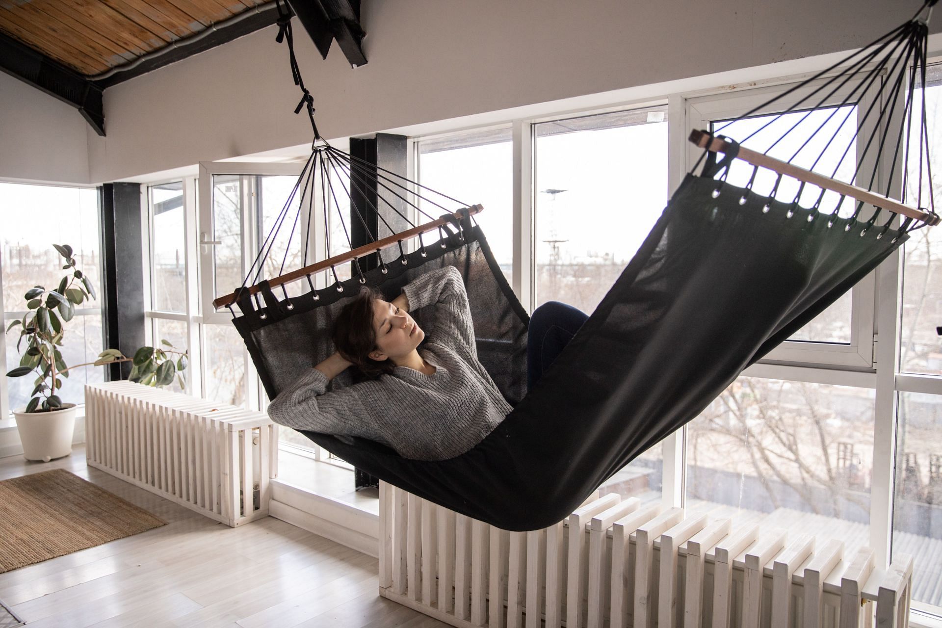 Keeping your environment cozy and cool can help you to get a good sleep. (Image via Pexels / Ekaterina Bolovtsova)