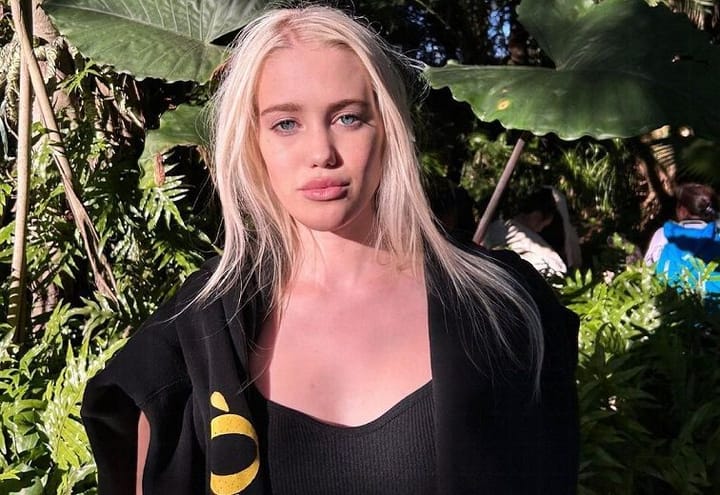 Where is Thea Booysen from?