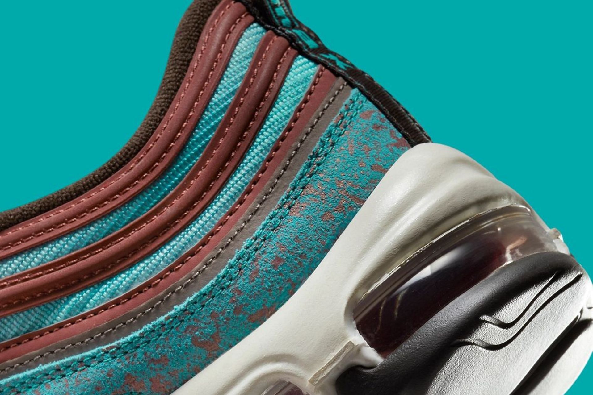 Take a closer look at the heel counters of the arriving sneakers (Image via Nike)