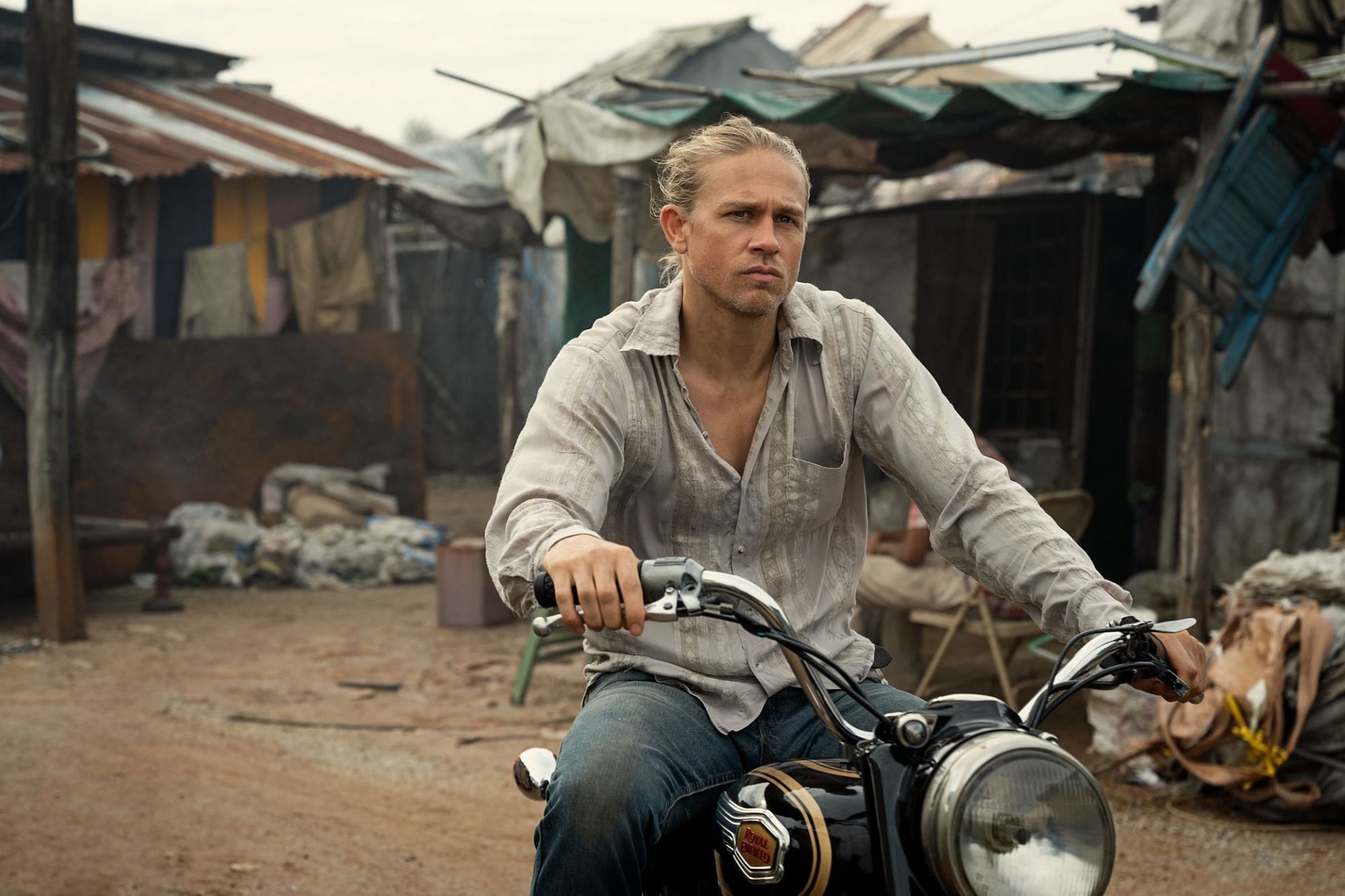 Charlie Hunnam in Shantaram (Image via Apple TV+)