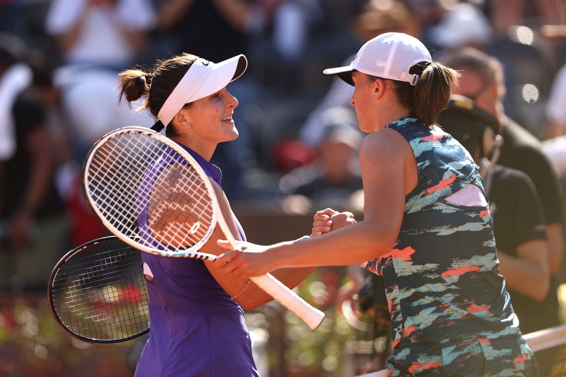 Bianca Andreescu (L) and Iga Swiatek