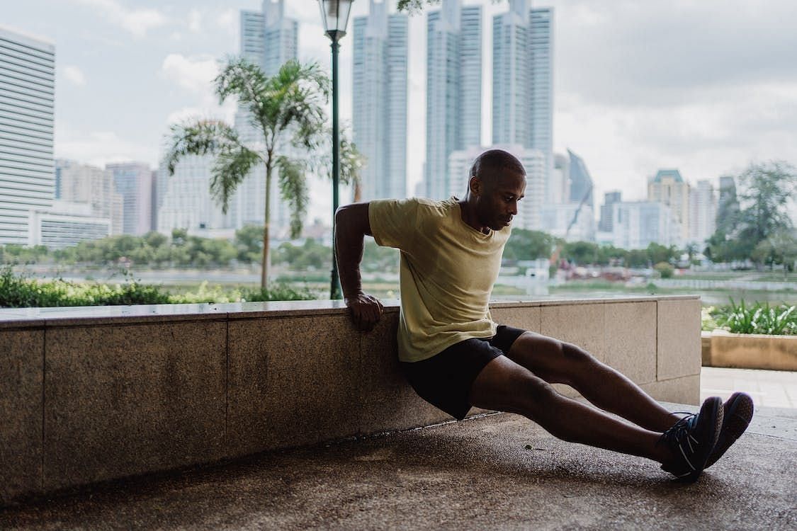 Man doing tricep dip(Image via Pexels/Ketut Subiyanto)