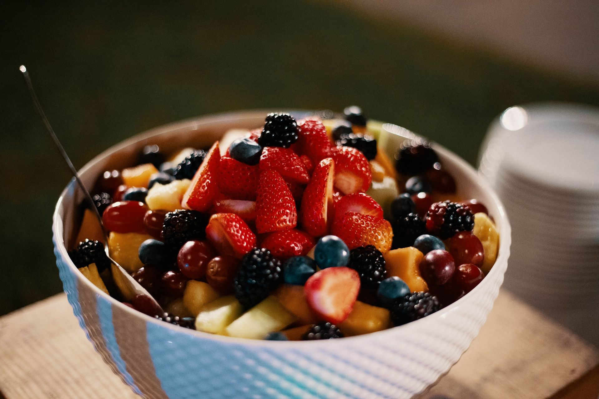 Low-calorie fruit that can add to your salad or breakfast (Image via Pexels/Josh Sorenson)
