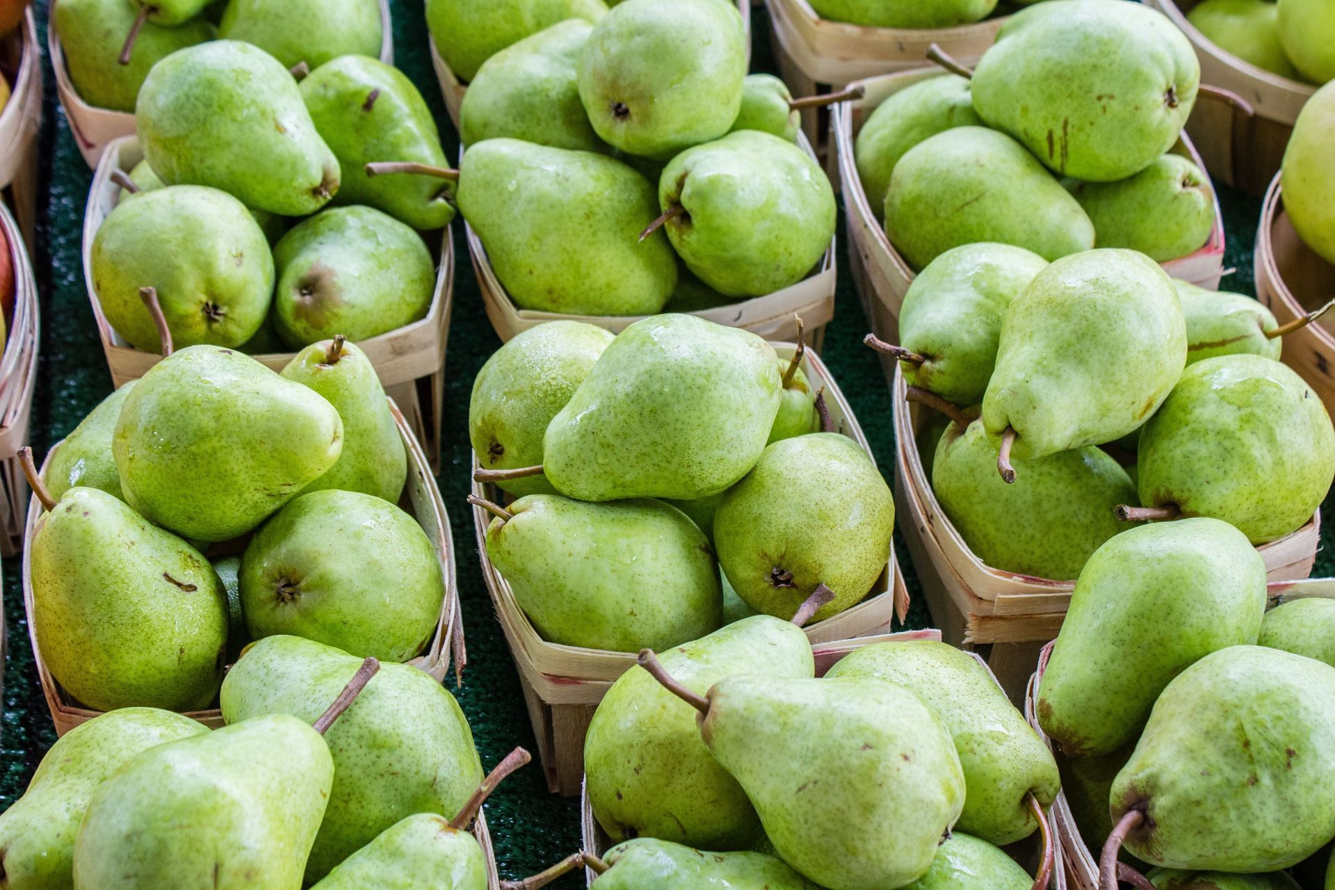 Pear benefits include anti-inflammatory properties (Image via Unsplash/Jonathan Mast)