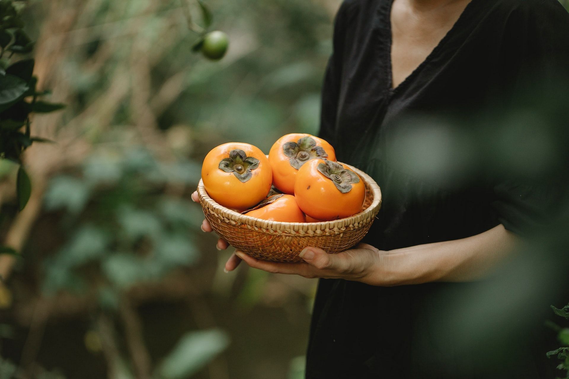 The benefits of persimmon include nourishing the skin. (Photo via Pexels/Any Lane)