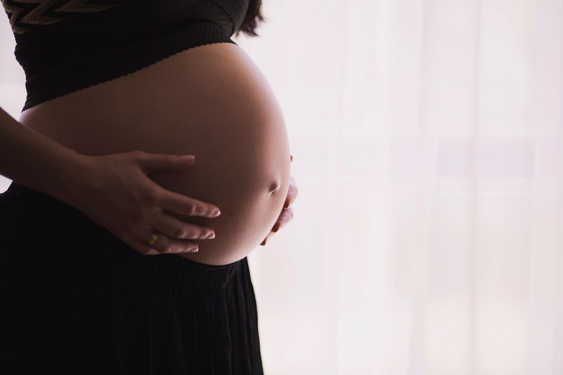 Safe and simple exercises can be performed during pregnancy. (Image via Pexels/Freestocksorg)