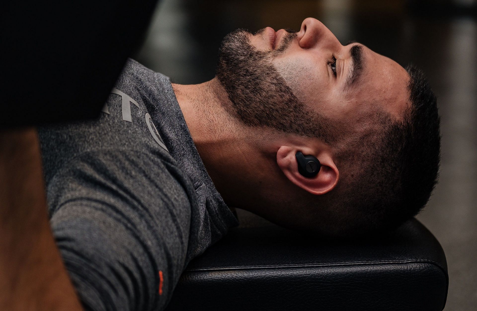 The flat bench is the most basic type of weight bench and the one most commonly found in gyms. (Photo by Mister Mister/pexels)