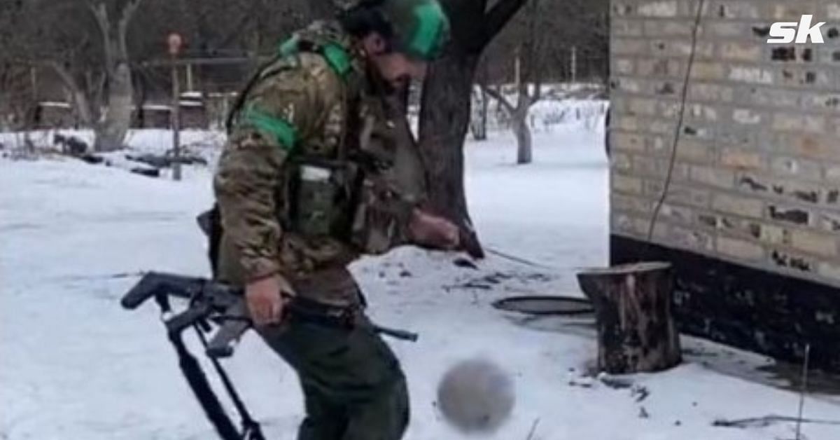 Ukrainian soldier showed skills with a football