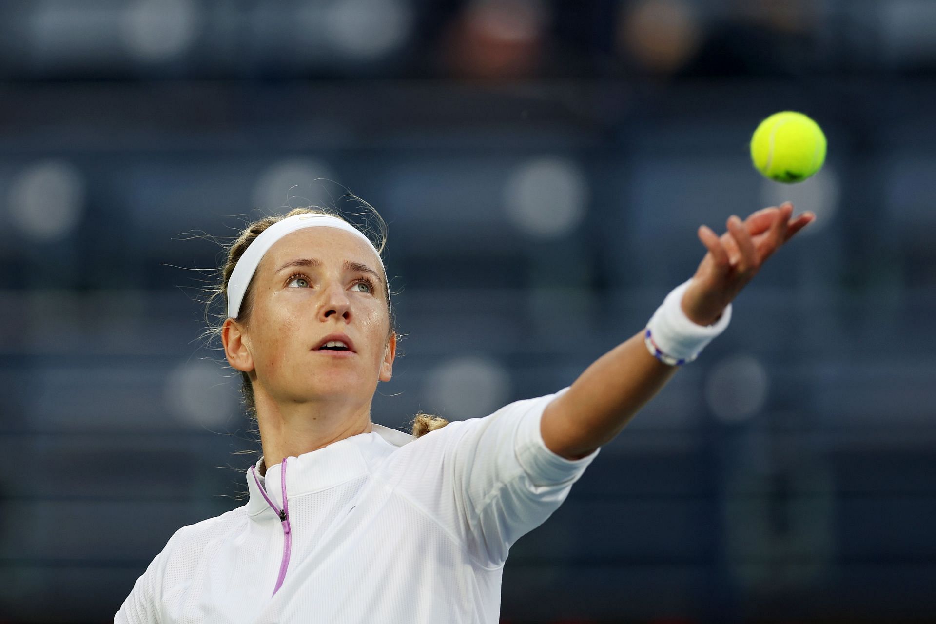 Victoria Azarenka defeated Anastasia Pavlyuchenkova in the first round of the Dubai Tennis Championships