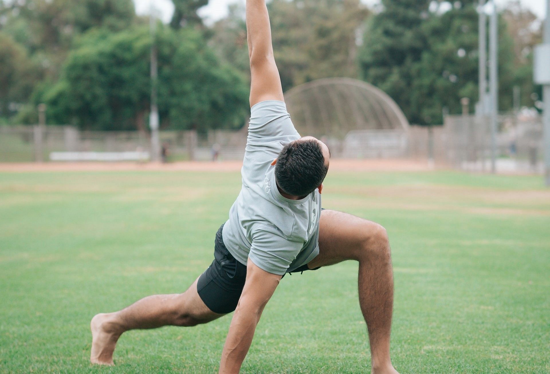Trapezius stretching exercise to loosen tight traps (Photo via Dex Ezekiel/Unsplash)