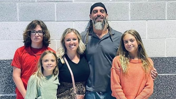 Jay Briscoe's daughters released from hospital 1 month after tragic car accident