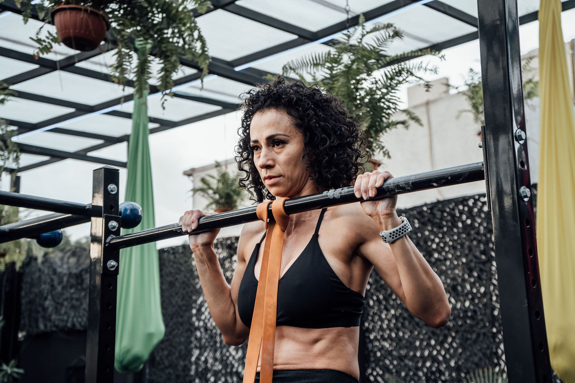 There are two types of pull-up machines (Photo by Mike Gonz&aacute;lez/pexels)