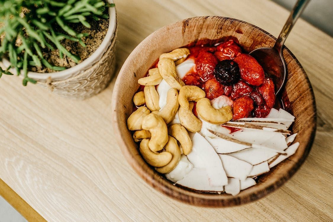 Many foods can help lower cholesterol quickly. (Image via Pexels/Jonathan Borba)