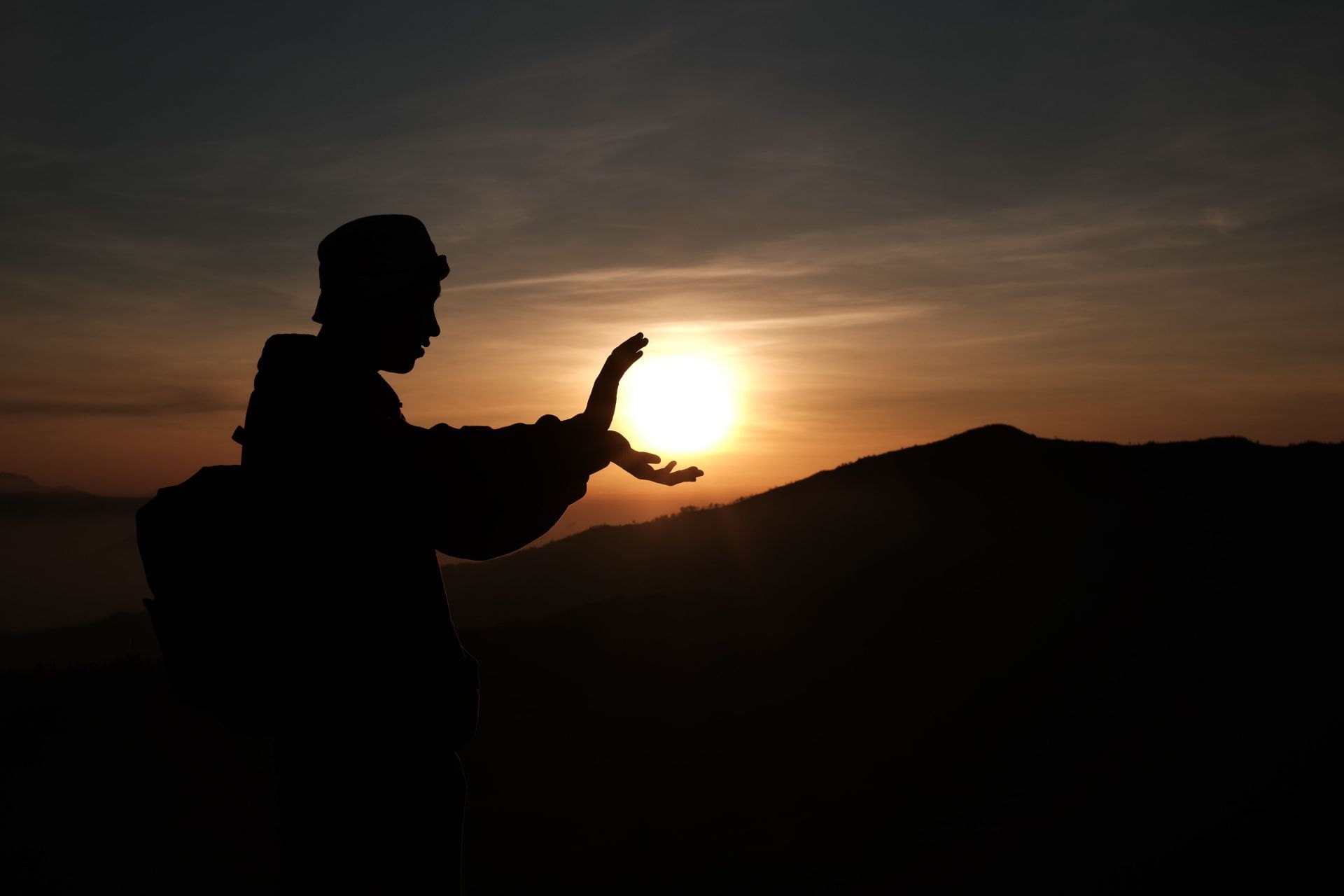 Tai chi for beginners can improve posture by strengthening the muscles of the back, legs and abdomen. (Image via Unsplash/Irham Bahitar)