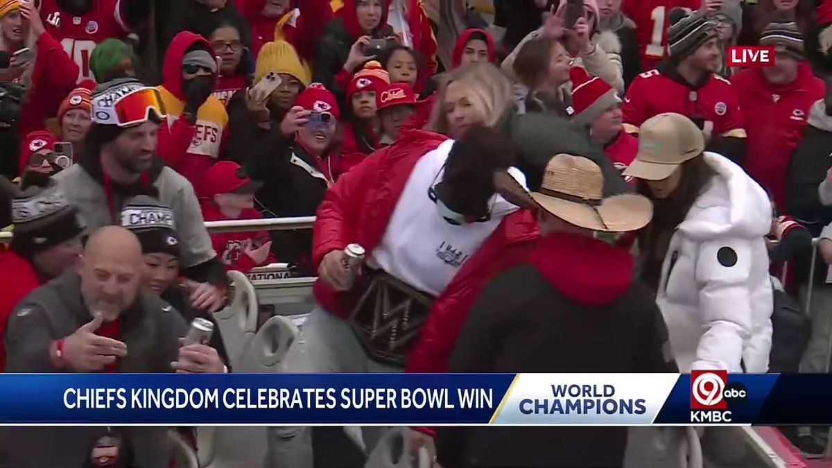 Video: Tom Brady stumbles off boat at Super Bowl parade