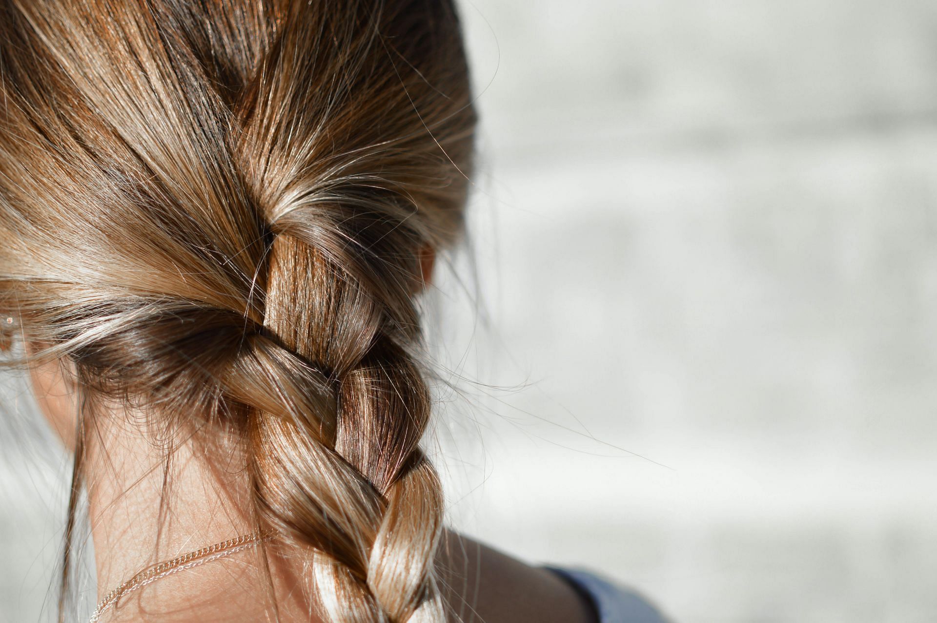 Here are a few ways you can get healthy hair! (Image via unsplash/Tamara Bellis)