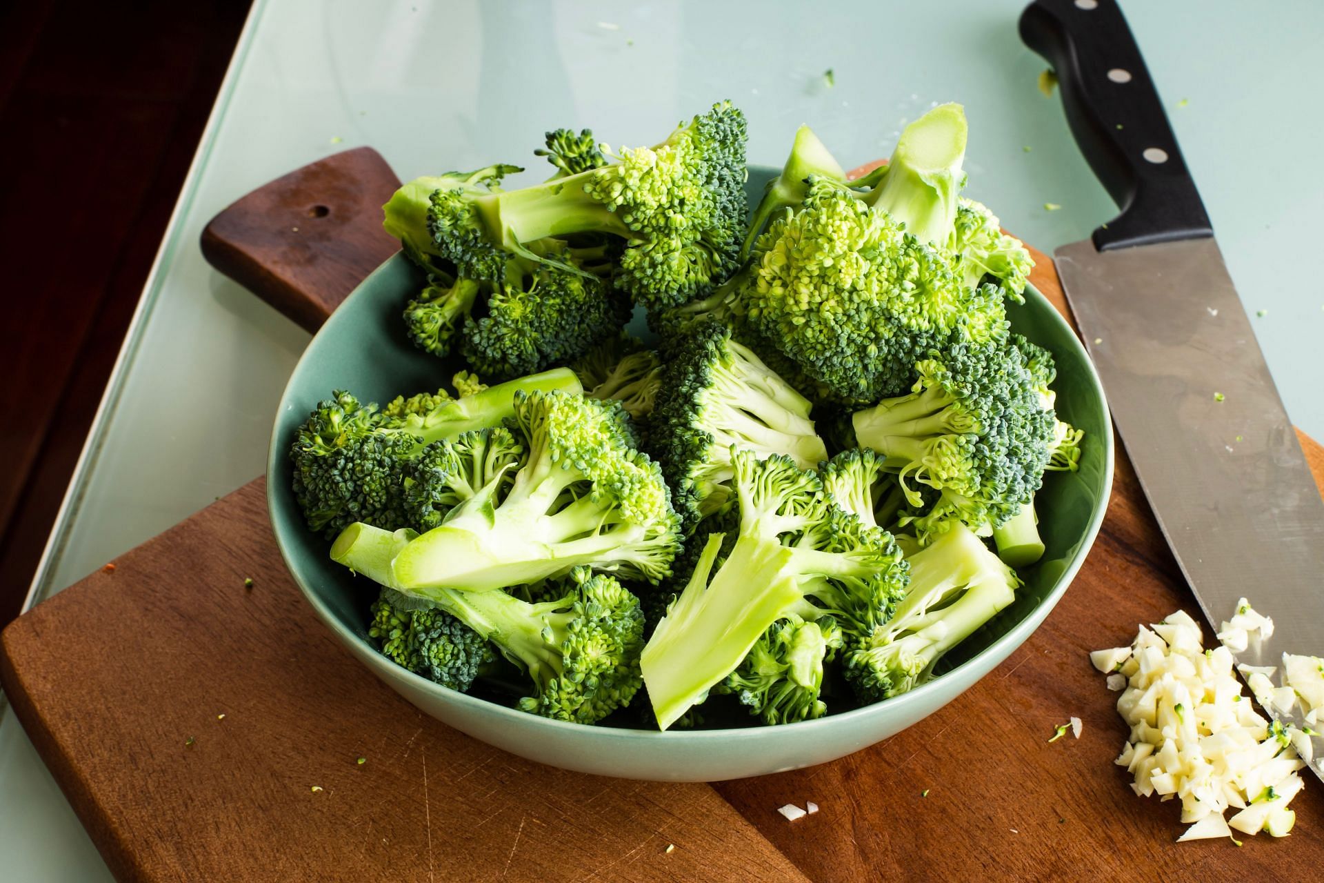 Calories and nutrients in broccoli and their health benefits (Image via Unsplash/Louis Hansel)