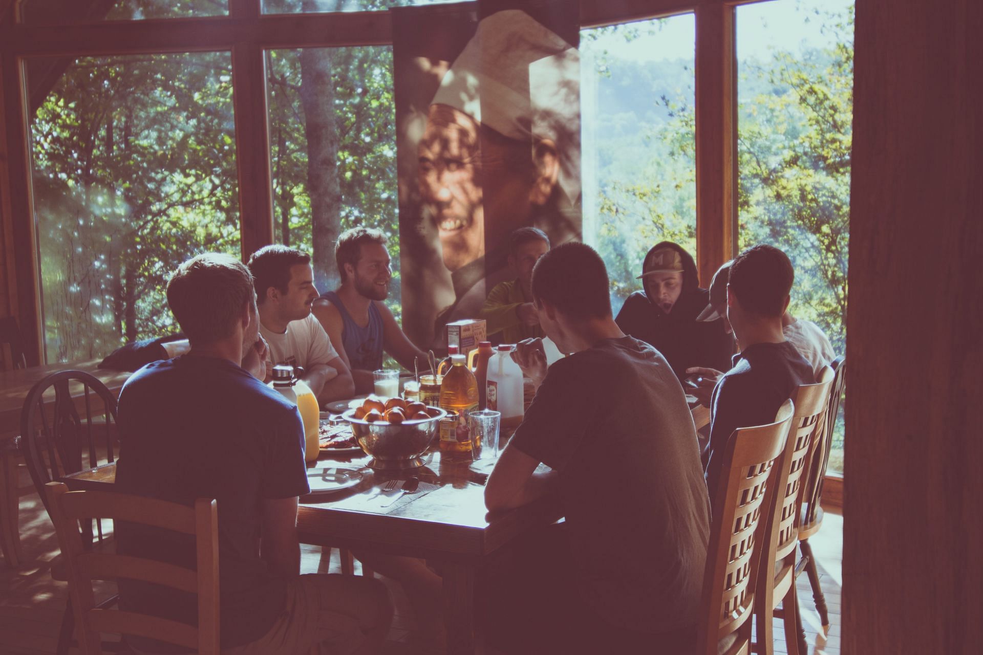 There are many benefits of communal eating. (Image via Unsplash/ Zach Reiner)