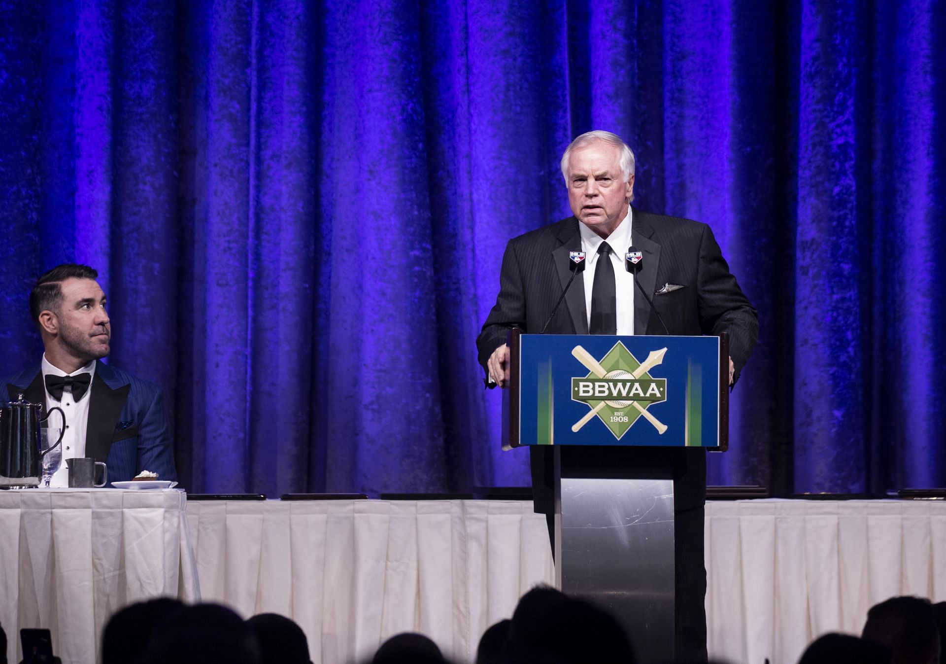 2023 BBWAA Dinner: NEW YORK, NY - JANUARY 28: Buck Showalter speaks receiving the National League Manager of the Year during the 2023 Baseball Writers&#039; Association of America awards dinner at New York Hilton on January 28, 2023, in New York City. (Photo by Michelle Farsi/Getty Images)