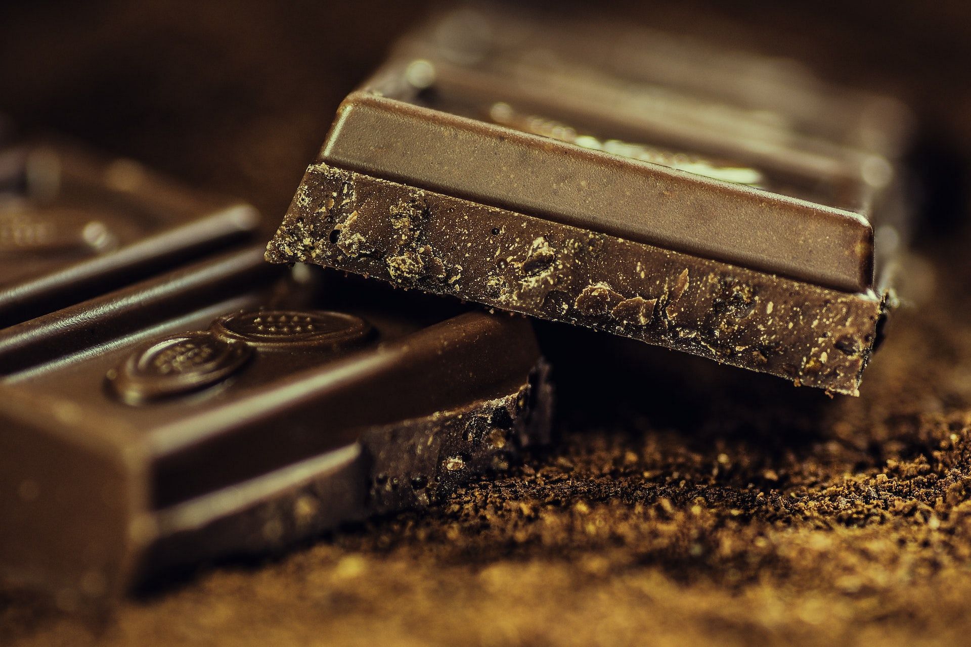 Dark chocolate are brain-healthy foods. (Photo via Pexels/Pixabay)