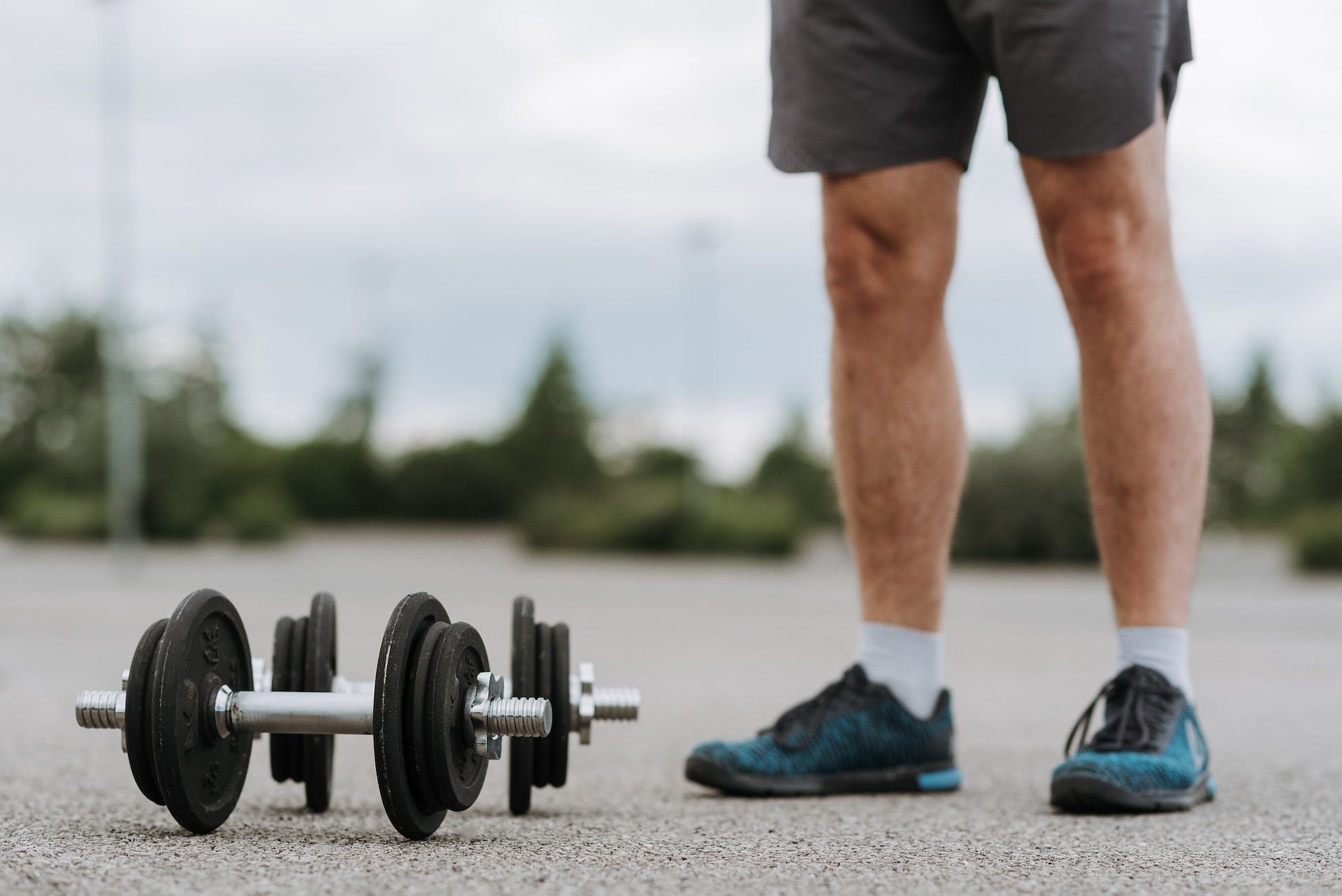 Leg exercises with dumbbells target the entire lower body. (Photo via Pexels/Anete Lusina)