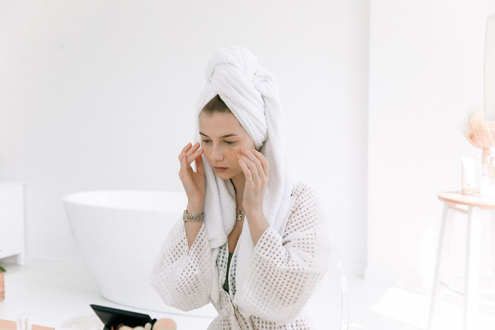 Lady applying skincare product. (Image via Pexels/ Ekaterina Bolovtsova)