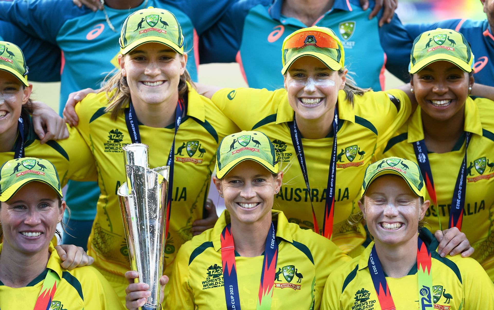 Meg Lanning lifts the trophy. (Image Credits: Getty)