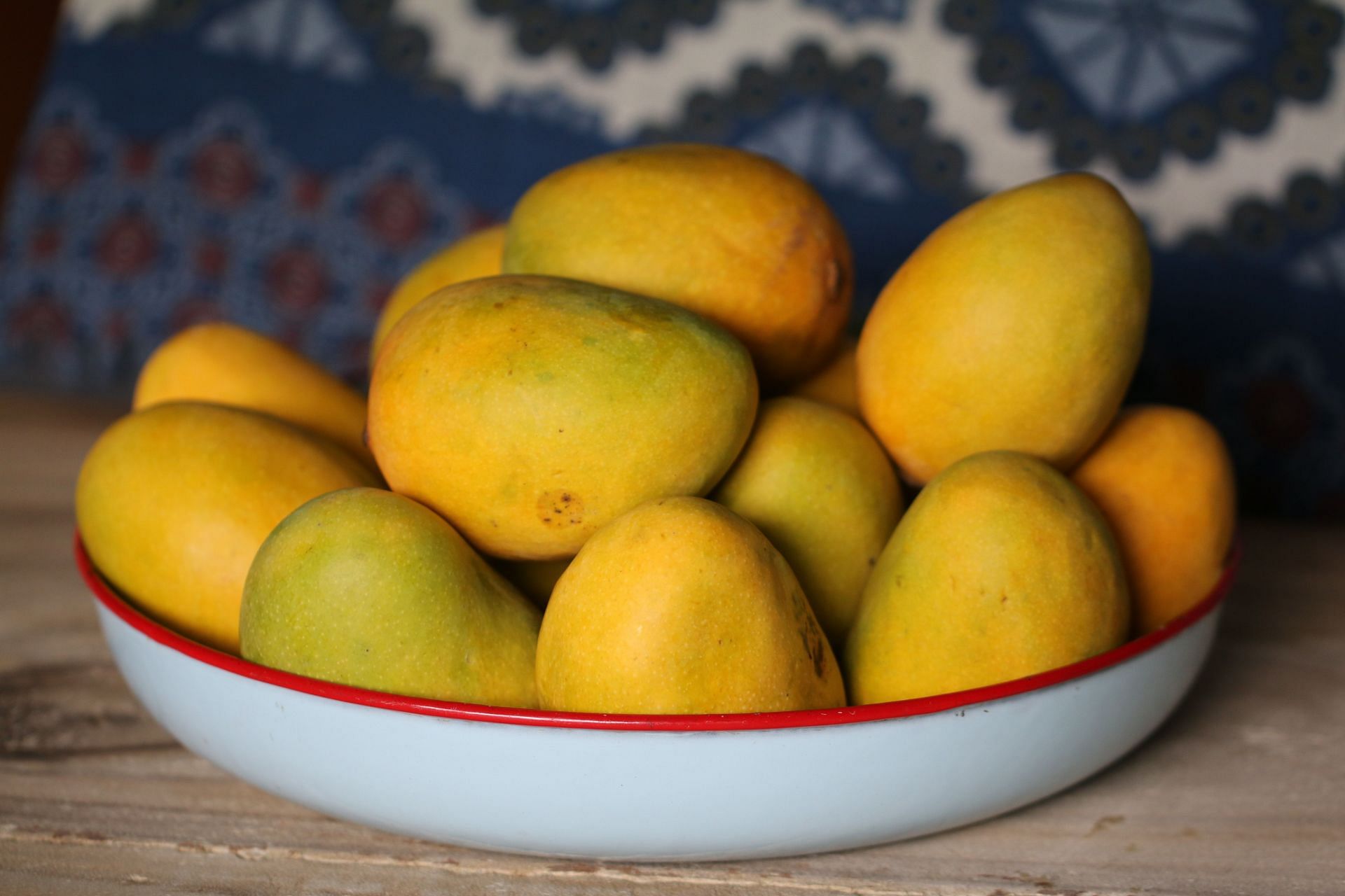 You can eat mango skin without worries (Image via Unsplash/HOTCHICKSING)